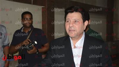 شاهد رأى هانى شاكر فى نشطاء الفيسبوك بعد تعليقهم على الفستان العارى لخطيبة نجله