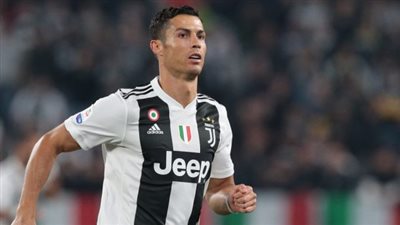 صورة.. كريستيانو رونالدو يحمي صديقته من كرة التنس 