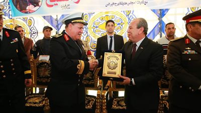 محافظ كفرالشيخ وقادة القوات البحرية يتبادلان الدروع في احتفالات العيد القومي