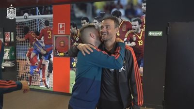 فيديو .. عودة الحميمية بين جوردي ألبا ولويس إنريكي