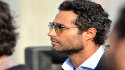 كريم فهمي يسأل الجمهور في الشارع .. بعد حيرته في اختيار دوره الجديد