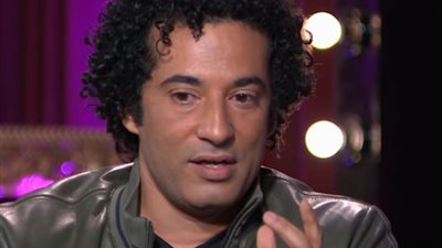 فيديو| عمرو سعد يرفض الجلوس بجانب شباك المترو لهذا السبب 