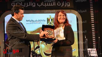 صور| وزير الرياضة يكرم الفنانة وفاء الحكيم بختام مهرجان مسرح الهواة