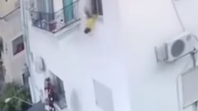 فيديو.. لحظة سقوط طفلة من طابق عالي 