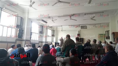 صور.. أهالي شبرا يؤدون صلاة الجمعة بمسجد الصحابة 