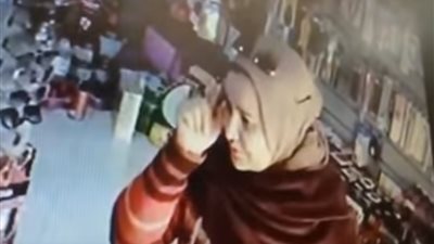 فيديو| امرأة تسرق محل بطريقة أنيقة 