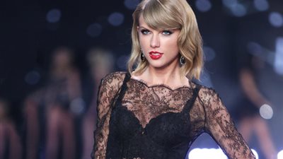 هتروح منكم فين .. مغنية أمريكية شهيرة تختبئ في مكان غريب والسبب!