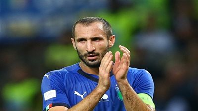 كيلليني يدخل نادي المائة رفقة إيطاليا 