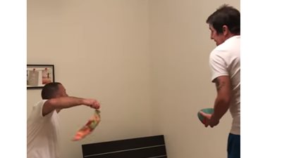 فيديو| محاولة اصطياد عنكبوت ضخم بطريقة كوميدية .. مش هتبطل ضحك