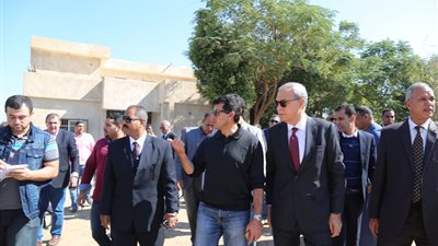 وزير الشباب والرياضة ومحافظ قنا يتفقدا مركزي شباب المراشدة وهو