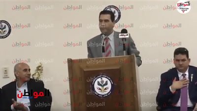 فيديو| الشاعر أحمد إبراهيم يبدع بقصيدة هاتى إيديكى