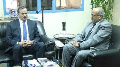 رئيس جامعة سوهاج يبحث موضوعات فى مجال التنمية الثقافية 