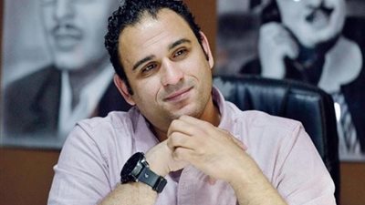 مواقف وطرائف فنية| أكرم حسني ينهار من الضحك في عزاء 