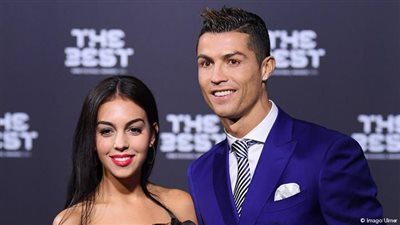 صورة.. وضع غريب يجمع كريستيانو رونالدو بصديقته