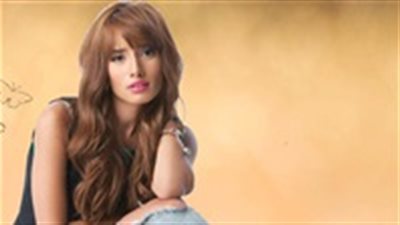 زينة تخضع لجلسة تصوير مثيرة 