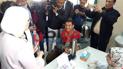 صور.. وزيرة الصحة تستمع لشكاوى مرضى الوحدة الصحية بسنورس