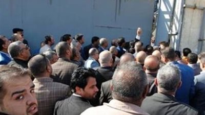 أستاذ إدارة يطالب بالتخلص من العمالة الزائدة : يقبضوا المرتب ويقعدوا في البيت 