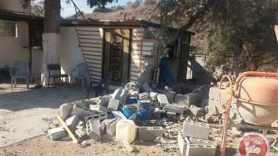 صور.. مستوطنون صهاينه يقتحمون متنزة تحت الإنشاء ويحدثون دمارًا به 