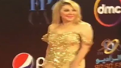 فيديو| وصول نادية الجندي لحضور حفل افتتاح مهرجان القاهرة السينمائى