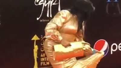 فيديو| لخمة رأس فيفي عبده فى حفل افتتاح مهرجان القاهرة بسبب فستانها