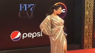 فيديو| إطلالة ذهبية للقاء الخميسي في افتتاح مهرجان القاهرة السينمائى 