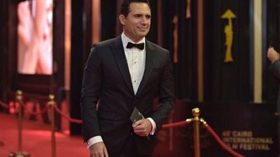 فيديو| وصول ظافر العابدين حفل افتتاح مهرجان القاهرة السينمائى 