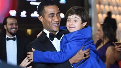 صور| مظاهرة حب من محمد رمضان تجاه طفل من ذوى القدرات الخاصة
