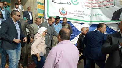 فيديو.. شاب فيومي يبكي لوزيرة الصحة: أخويا محتاج عملية جراحية ومفيش فلوس