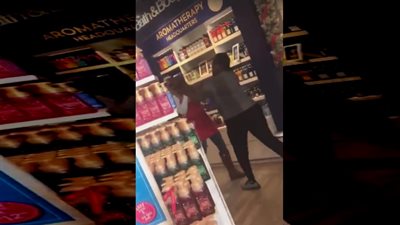 بت قادره .. فتاة ضخمة تتشاجر مع موظفة والسبب !
