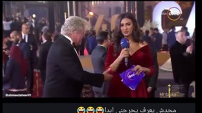 حد يعمل كدا في مز السبعينيات.. حسين فهمي في موقف محرج بمهرجان القاهرة السينمائي