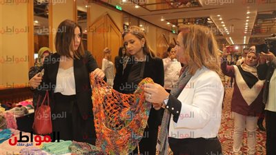 صور.. نيللي كريم تتفقد معرض 