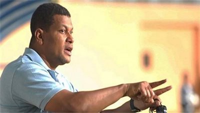 عبد العال يكرر واقعة حسام حسن ويرفع القميص الأحمر في لقاء الداخلية والزمالك