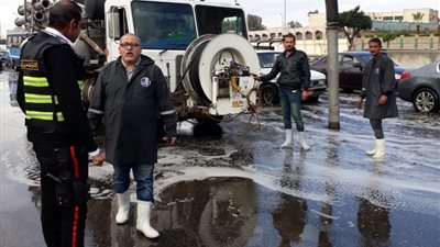 انتشار موسع لسيارات شفط المياه للتعامل مع الأمطار بشوارع القاهرة والجيزة 
