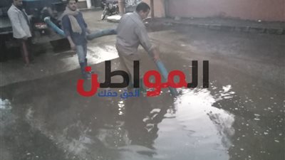 صور.. مياه الشرب ببني سويف تقوم بشفط مياه الأمطار ببعض المناطق