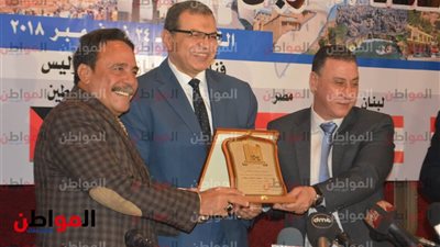 صور| وزير القوى العاملة يتبادل الدروع مع رئيس الخدمات الإدارية