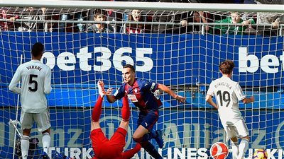 فيديو.. تقنية الفيديو تمنح التقدم لإيبار أمام ريال مدريد