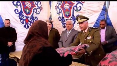 صور.. مدير أمن كفر الشيخ يوزع بطاطين الشتاء للأسر الفقيرة