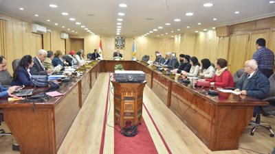 محافظ أسيوط يطالب بحصر جميع الدارسين والمعلمين بفصول محو الامية