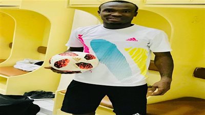 صورة.. جون أنطوى يحتفظ بكرة مباراة المقاصة وإنبي بعد تسجيله