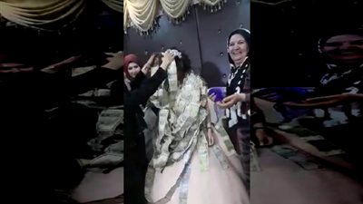 فيديو| تبذير أوفر  .. سيدة تنقط عروس في زفافها بطريقة مثيرة 