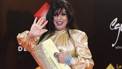 فيفي عبدة ترتدي كعارضات أوروبا.. والجمهور مش مناسب لسنك!