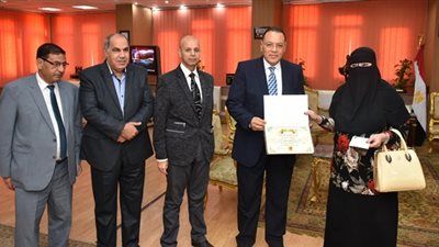 محافظ الشرقية يمنح مديرة مركز طب الأسرة بأنشاص الرمل ببلبيس 