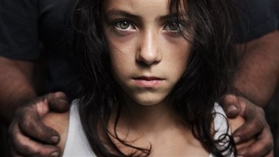 أرقام موجعة .. تعرفي على الآثار النفسية والبدنية للإعتداء الجنسي على الأطفال