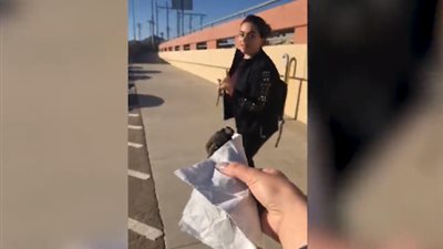 بخاف وحياة أمك.. رجل يتسبب في سقوط  فتاة والسبب مضحك