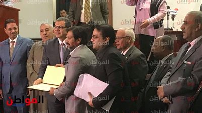 صور.. لحظة تسليم سعفان عقود عمل لذوي الاحتياجات