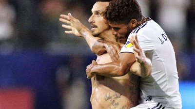 لوس أنجلوس جالاكسي يصدم ميلان بسب إبراهيموفيتش