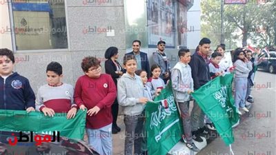 فيديو .. الأطفال يرفعون السعودية في وسط القاهرة فرحا بزيارة بن سلمان