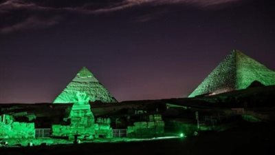 الآثار توضح حقيقة إضاءة الأهرامات بعلم المملكة العربية السعودية