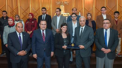 صور.. محافظ الإسكندرية يكرم المهندسة ابتسام محمد فريد لهذه الأسباب