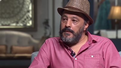 عمرو عبد الجليل يكشف سر ارتدائه البرنيطة منذ فترة 